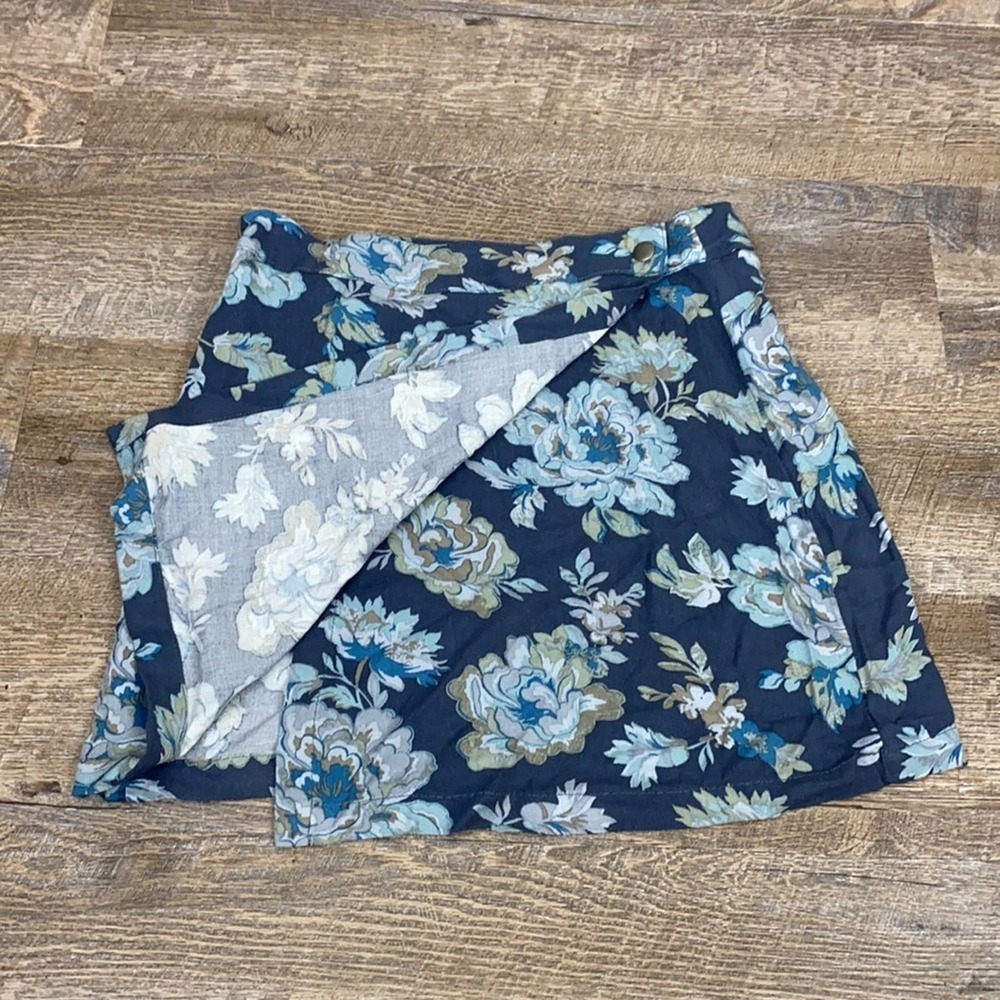 American Eagle Blue Floral Skirt 2 - Picture 3 of 11